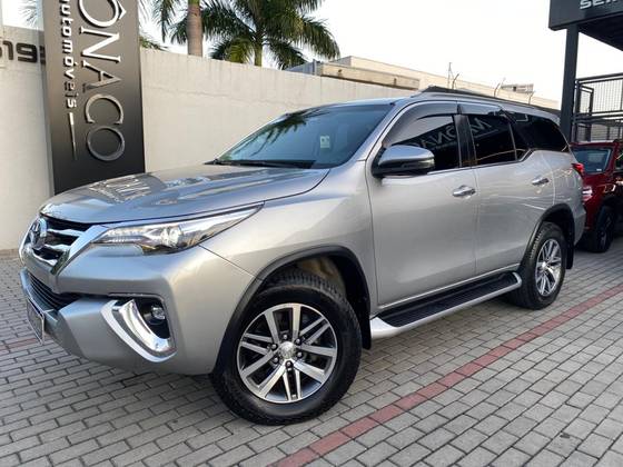 TOYOTA HILUX SW4 2.8 SRX 4X4 7 LUGARES 16V TURBO INTERCOOLER DIESEL 4P AUTOMÁTICO